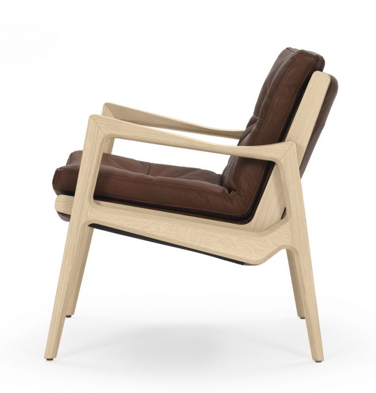 Euvira Lounge Chair: Gepolsterter Sessel mit braunem Lederbezug und hellem Holzgestell, Seitenansicht.
